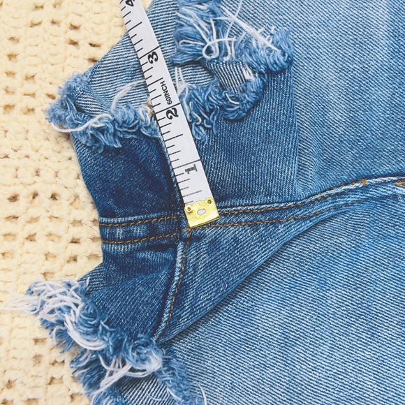Levi's Wedgie Fit Shorts - Picture 9 of 10